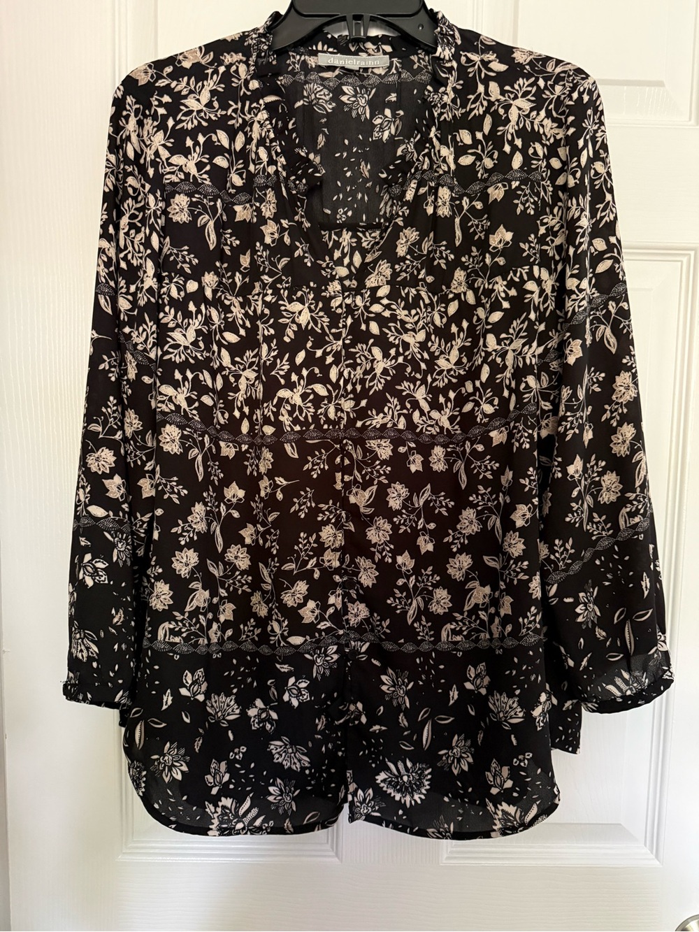 Daniel Rainn Black & White Floral V-Neck Blouse Sz L